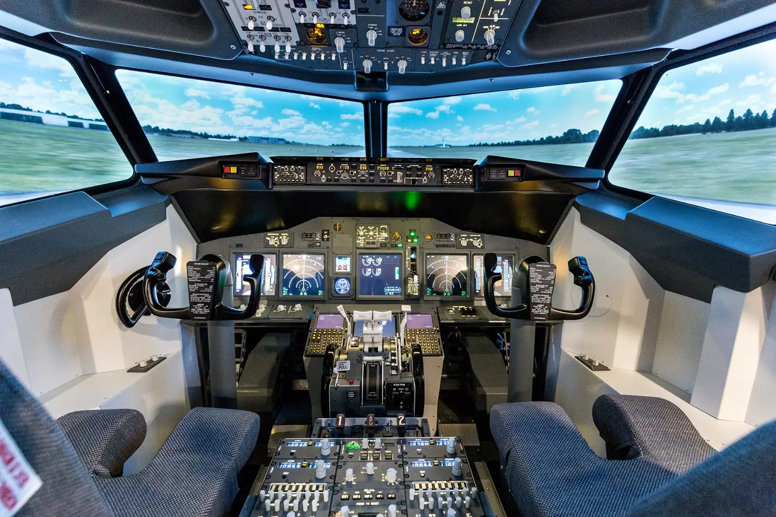 Airline-standard flight simulator flight deck